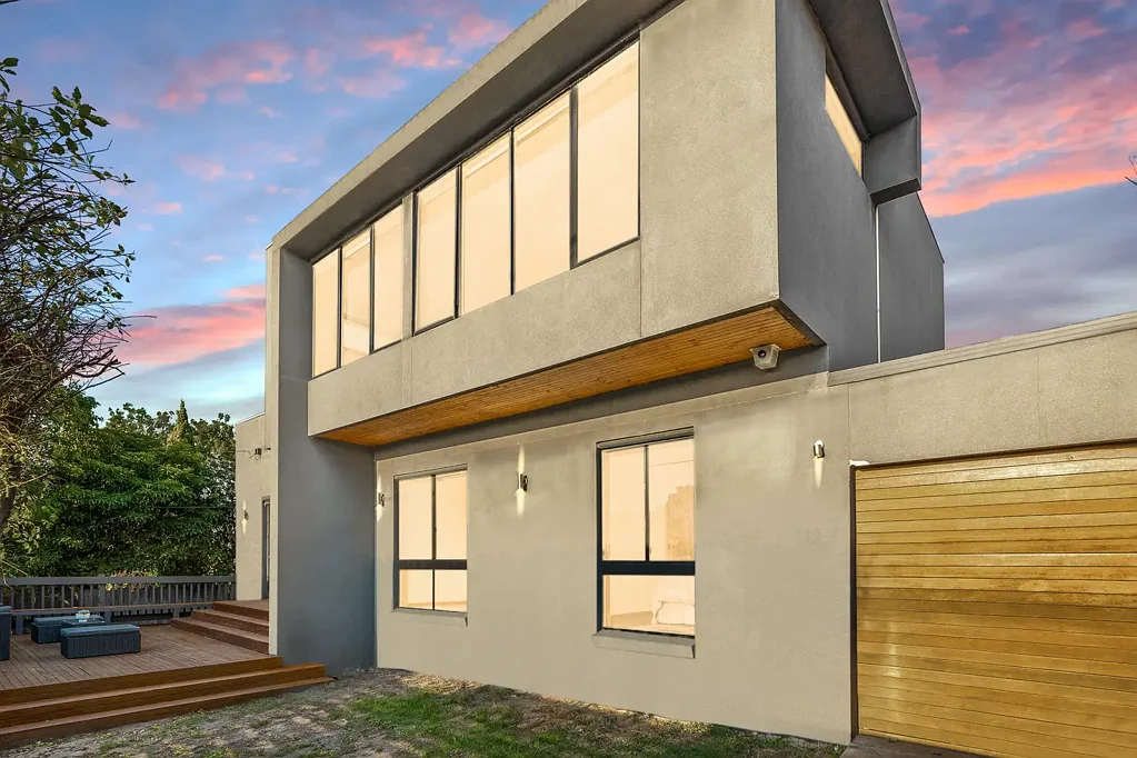 Chadstone 4房 4卧2卫现代住宅 精致设计 高耸圆顶天花板 优质电器 前花园娱乐甲板 西向城市天际线 城市宏伟 欧洲洗衣房 管道供暖 便捷生活 Elevated Living & Unrivalled Convenience in Chadstone