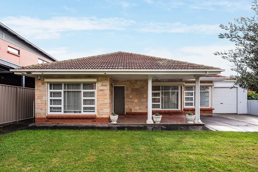 Enfield 4部屋 Timeless Family Home on Expansive 818sqm Allotment!