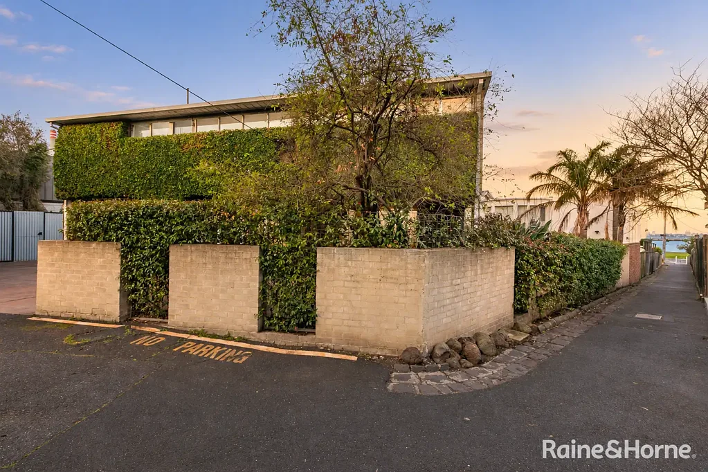 Newport 4房 位于 The Strand 附近的卓越世纪中期现代主义住宅 A Remarkable Mid Century Modernist Residence on the Footsteps of The Strand