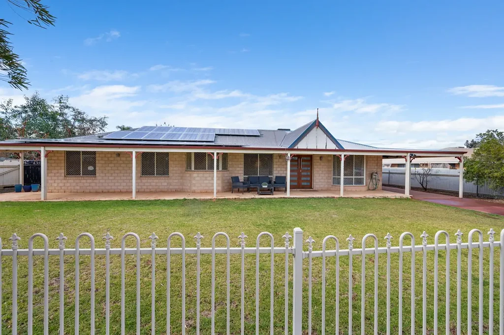 Boulder 4房  Spacious 4x2 Family Home, With A Huge 9m x 6m Shed & An Envious Outdoor Entertaining Space!