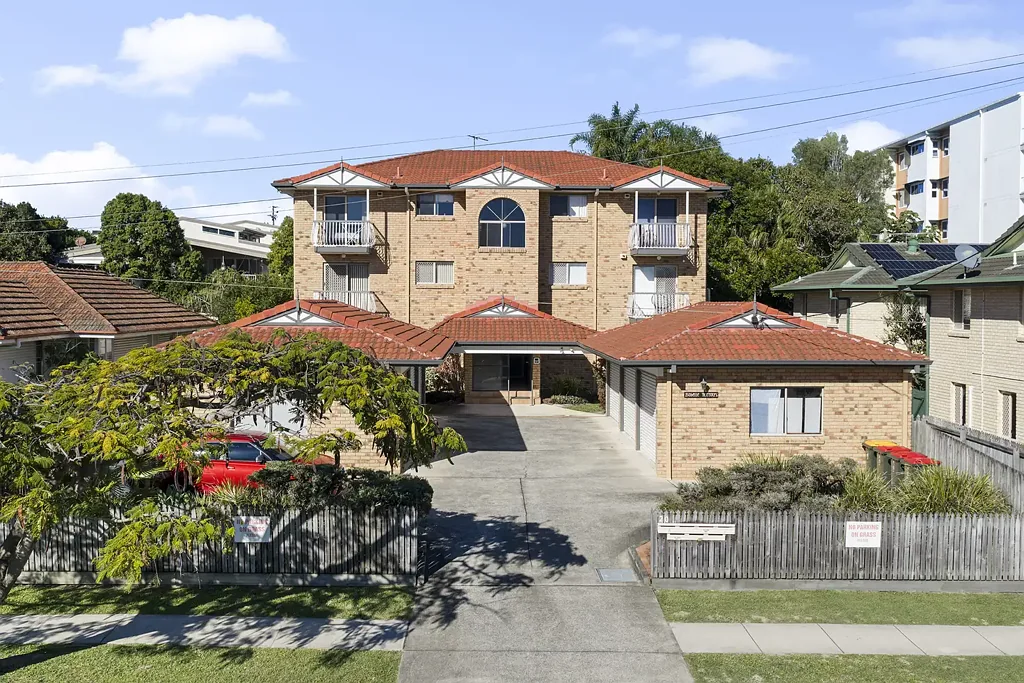 Chermside 2房 Chermside便捷两卧公寓 宽敞开放式布局 双阳台自然采光充沛 主卧带套间 私密停车 低维护生活 Spacious Top-Floor Living in the Heart of Chermside