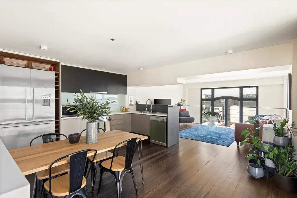 Prahran 2房 历史遗产阁楼 高耸比例采光 原始窗户保留 现代翻新融合 城市活力地标 邻近Greville街 咖啡餐厅环绕 Prahran市场便捷 Expressions of Interest Closing Tuesday 25th November at 12pm (Unless Sold Prior)