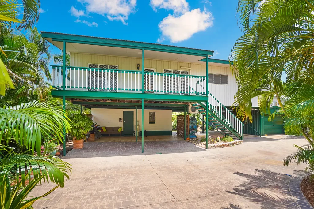 Gray 4ਬੈੱਡਰੂਮ Family Home with all the comforts of tropical living