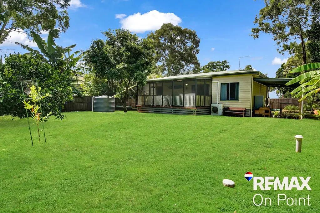 Karragarra Island 3Kwarto PEACEFUL ISLAND LIVING | 3 BED | 1 BATH | CARPORT | WATER VIEWS | LOWSET | FULLY FENCED | WALK TO JETTY & BEACH