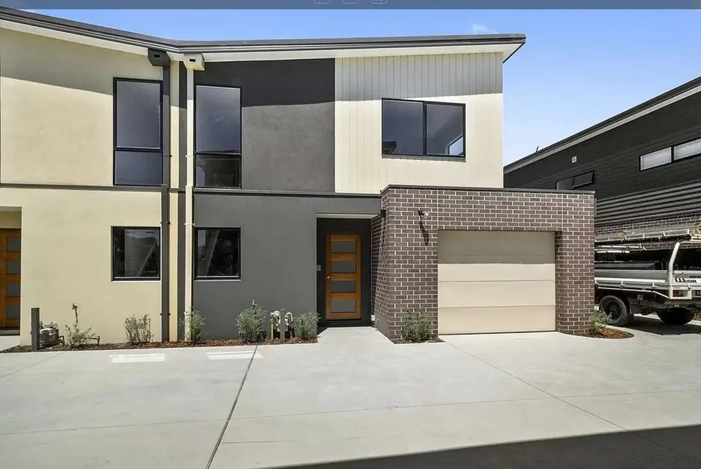 Capel Sound 2Zimmer Effortless Two-Level Living in the Heart of Capel Sound