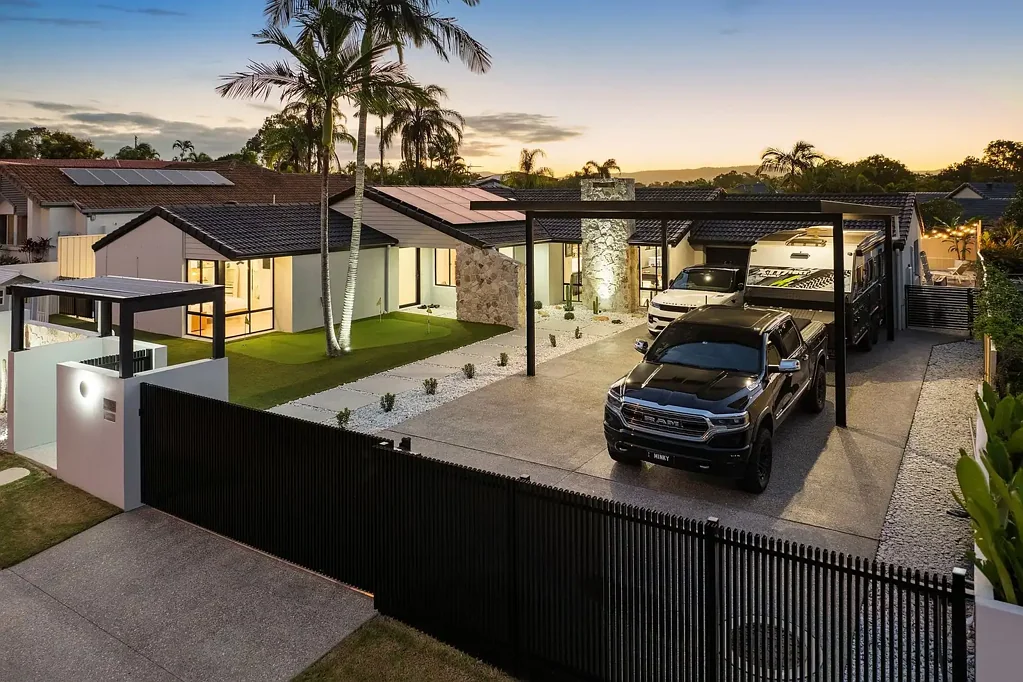 Robina 4房  Sleekly Renovated Single Level Entertainer with Resort-Style Appeal