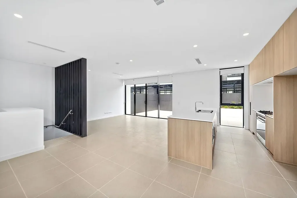 LUXURY TOWNHOUSE WITH ENTERTAINERS COURTYARD