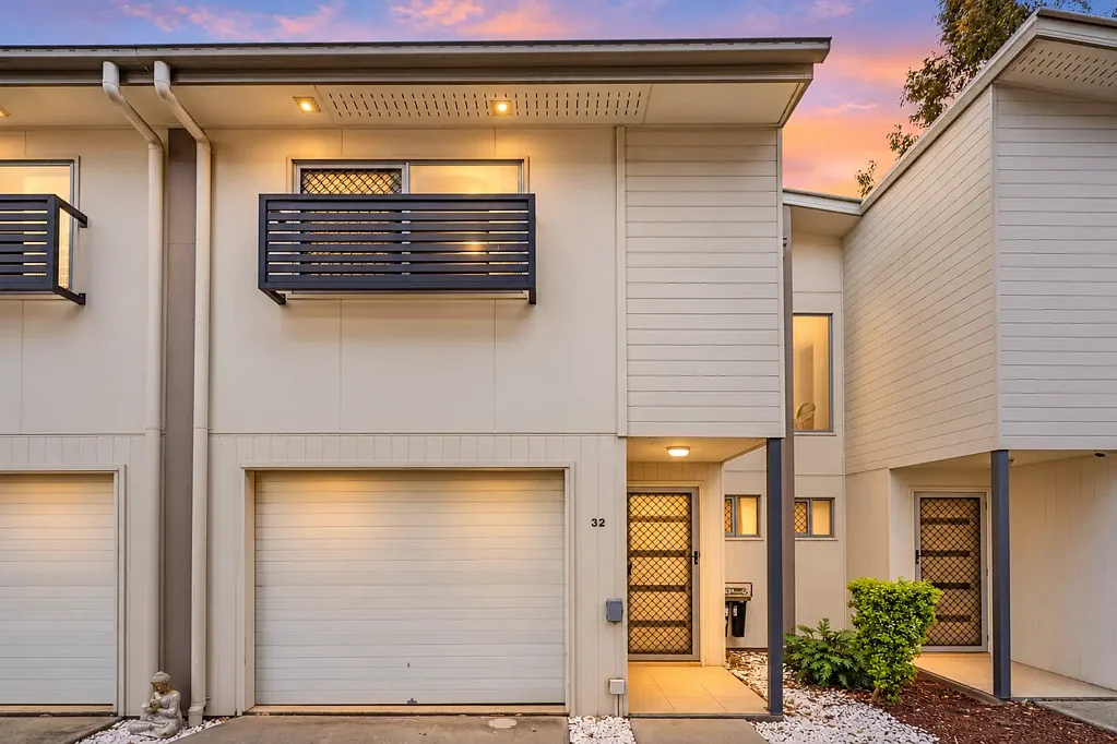 Underwood 3ਬੈੱਡਰੂਮ Modern, Spacious & Low-Maintenance Living in a Prime Underwood Location! Move In Ready!
