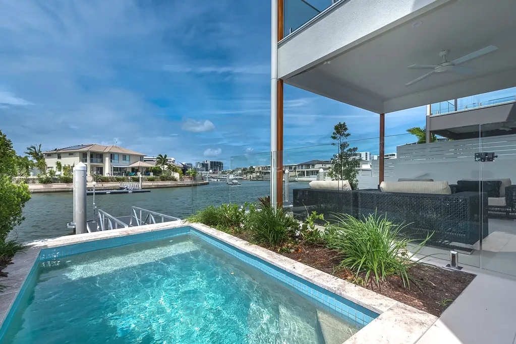 Biggera Waters 4房  Ultimate East Facing Waterfront Living in Prime Central Location