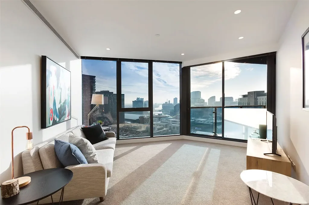 Southbank 2房 32层瞰景视野 Miele高端电器 Fisher & Paykel洗碗抽屉 度假村式泳池 24小时礼宾服务 河滨餐饮近便 Elevated Living with Sweeping Bay & City Views