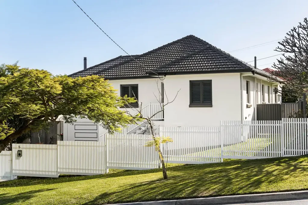 Wavell Heights 3ਬੈੱਡਰੂਮ Stunning Renovated Post War home on an elevated and North Facing 663m2