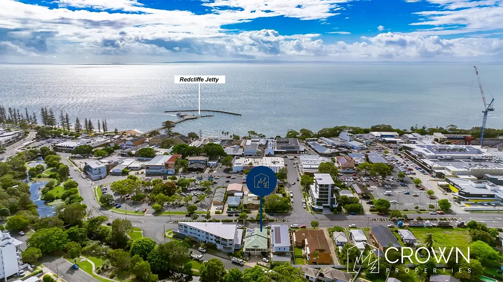Redcliffe 3房 黄金地段联排 三卧三卫宽敞 楼上独立卫浴 楼下灵活空间 楼上办公区域 开放式起居用餐 私人庭院花园 步行购物中心 交通便利 水岸魅力 Spacious Townhouse in Boutique Complex of only Four