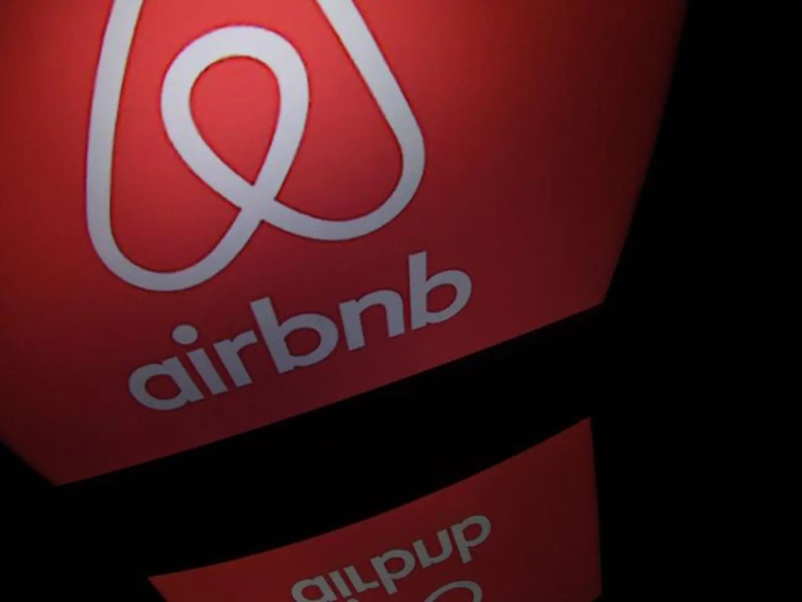 Airbnb诈骗案持续发酵！奥克兰再现假房源！租客中招，损失惨重！骗子浮出水面！警方却束手无策！