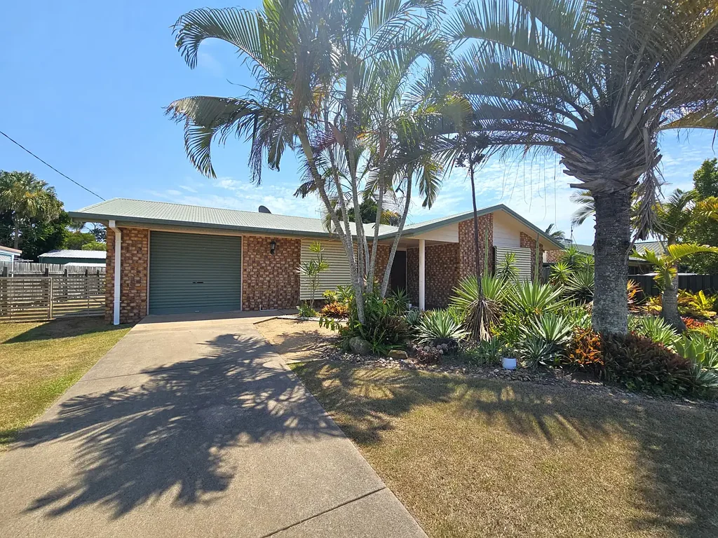 Tidy Brick Home walking distance to the Beach!