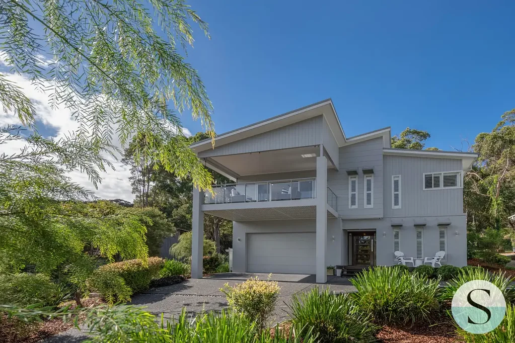 Murrays Beach 5침실 All You Could Wish For & More: Stunning Lake Views, Your Own Pool, Sparkling Spacious Interior, Beautiful Decks & Bush Backdrop & Garaging Galore!