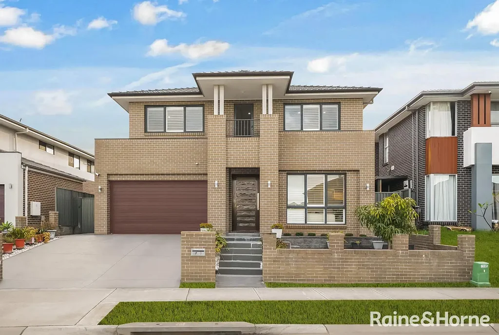 Edmondson Park 5部屋 Quality-Built Family Residence with Expansive Views, Designer Interiors
