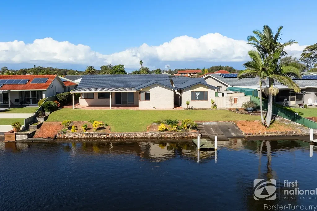 Forster 4Habitaciones Waterfront Living at Its Finest: Renovated Family Home with Granny Flat Potential
