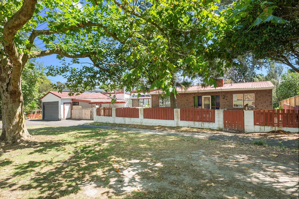 New Lynn 5ห้องนอน Urgent Sale! Present All Offers!
