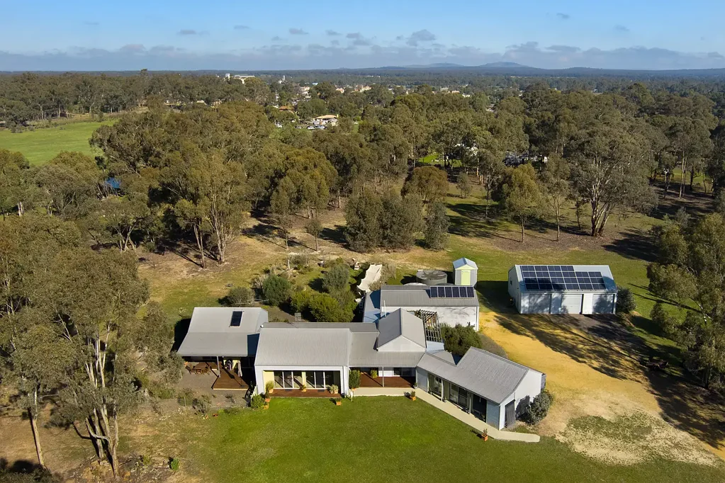 Dunolly 4房  Architect-Designed Sanctuary with Lifestyle, Privacy & Future Potential - 16 Acres