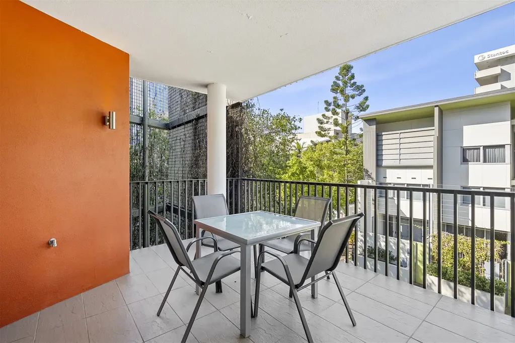 Large 1 bedroom furnished apartment