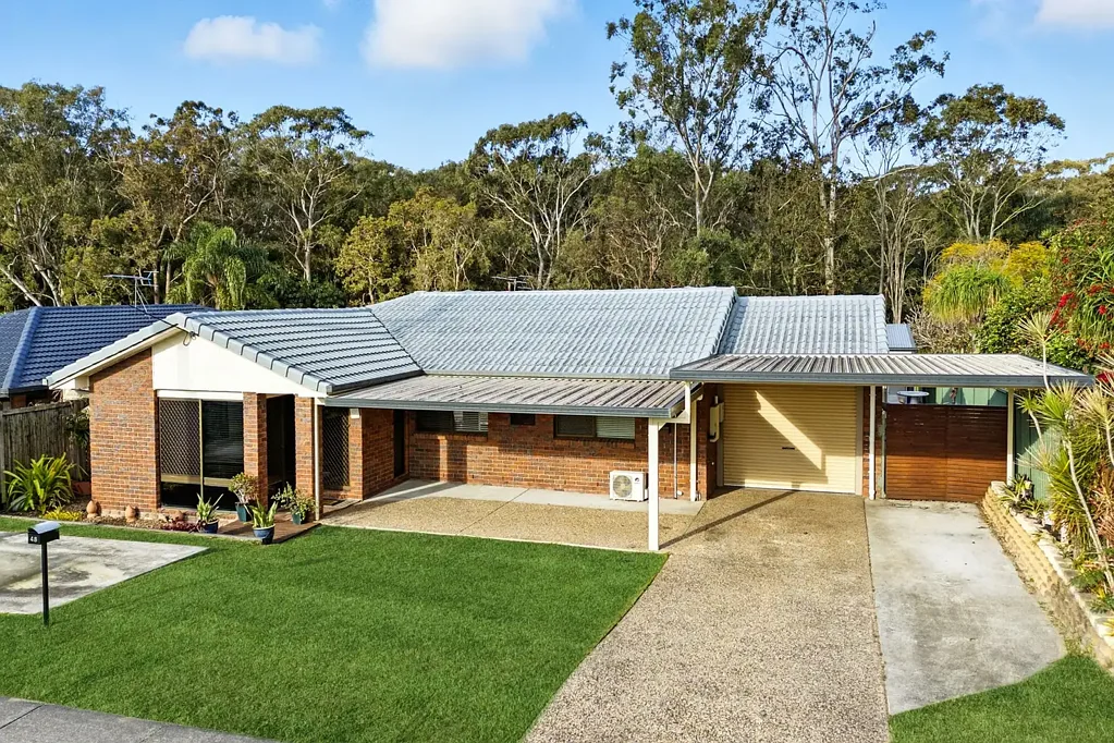 Capalaba 4房 四卧两卫主套间 功能厨房储物足 三车可容近学校 社区便利低维护 Lowset Brick Home in Prime Capalaba Location
