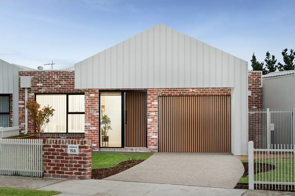 Airport West 3 Slaapkamer A Standout Home with Striking New Street Appeal!