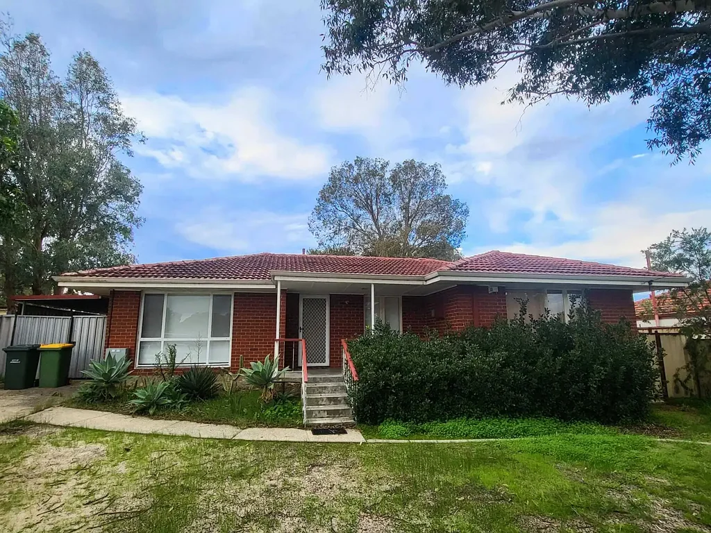 Spacious 4-Bedroom Family Home in Prime Kelmscott Location