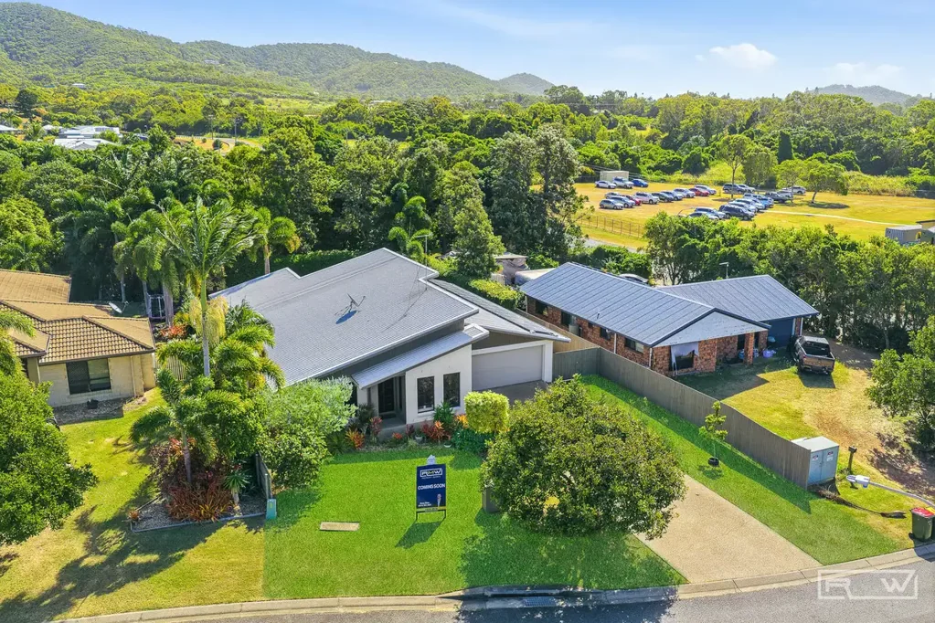 Pacific Heights 4房  The Perfect Family Retreat with Pool, Space and 2mins walk to School!
