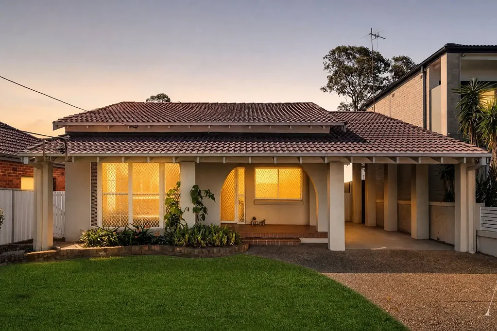 Georges Hall 4房 16 Birdwood Road, Georges Hall A Spacious Family Home on an Impressive Block!
