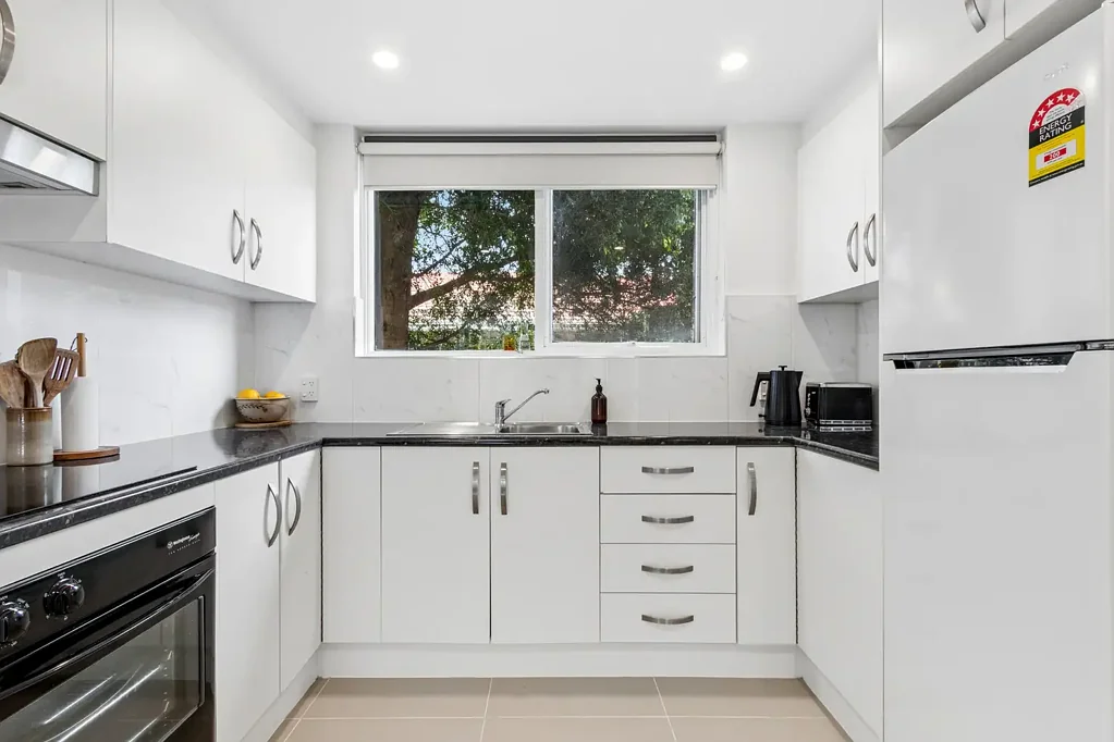Glenelg North 2कमरा Easy-Care Coastal Living with a Private Courtyard