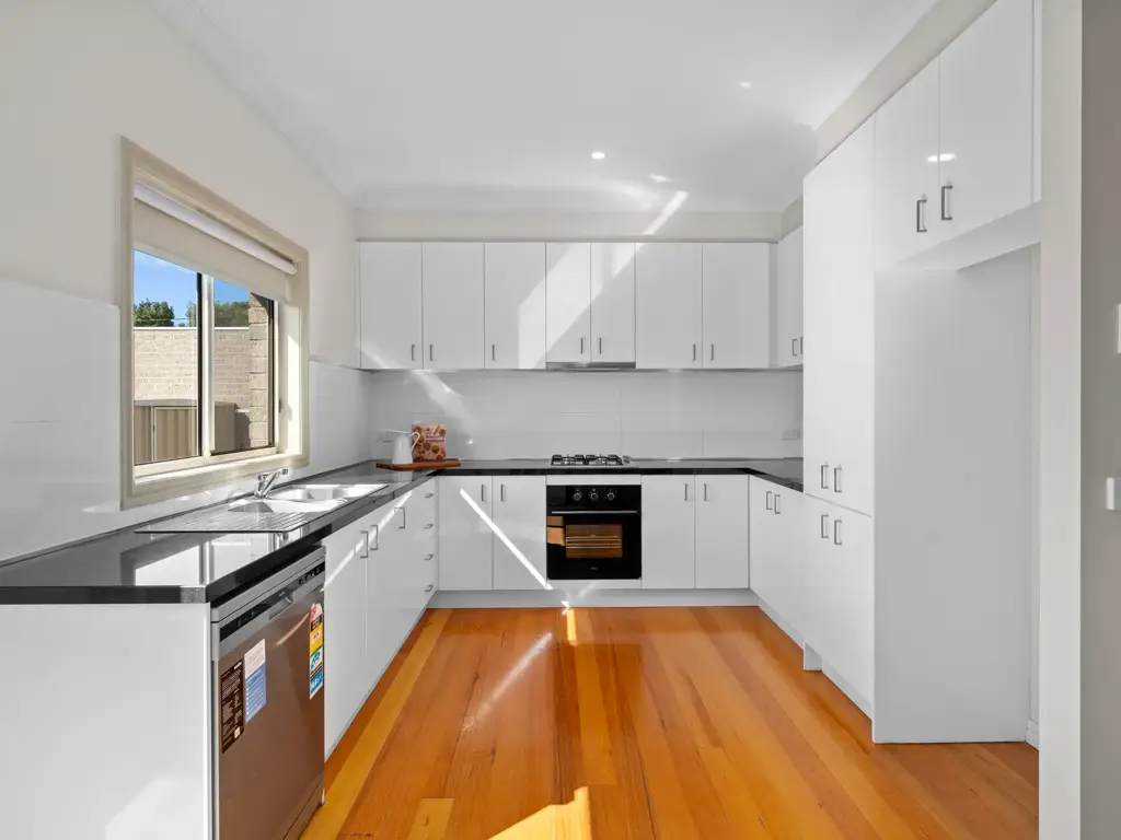 Euroa 3غرفة نوم Rare Find - Upsized 3 Bedroom Brick Unit - 2 Bathrooms - Park 2 Cars