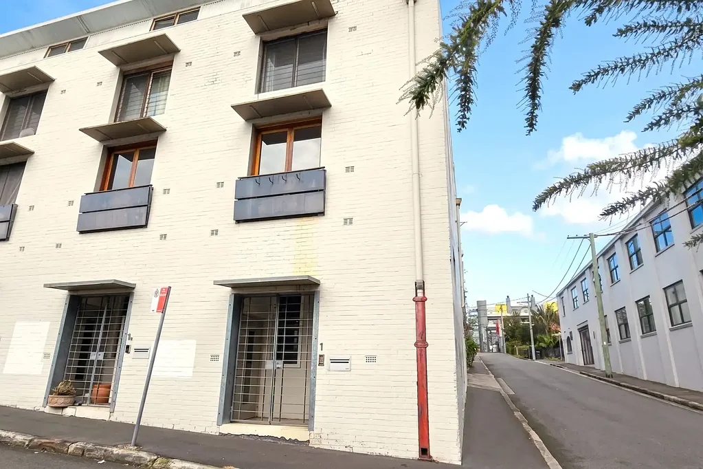 WAREHOUSE CONVERSION: LIGHT FILLED TERRACE