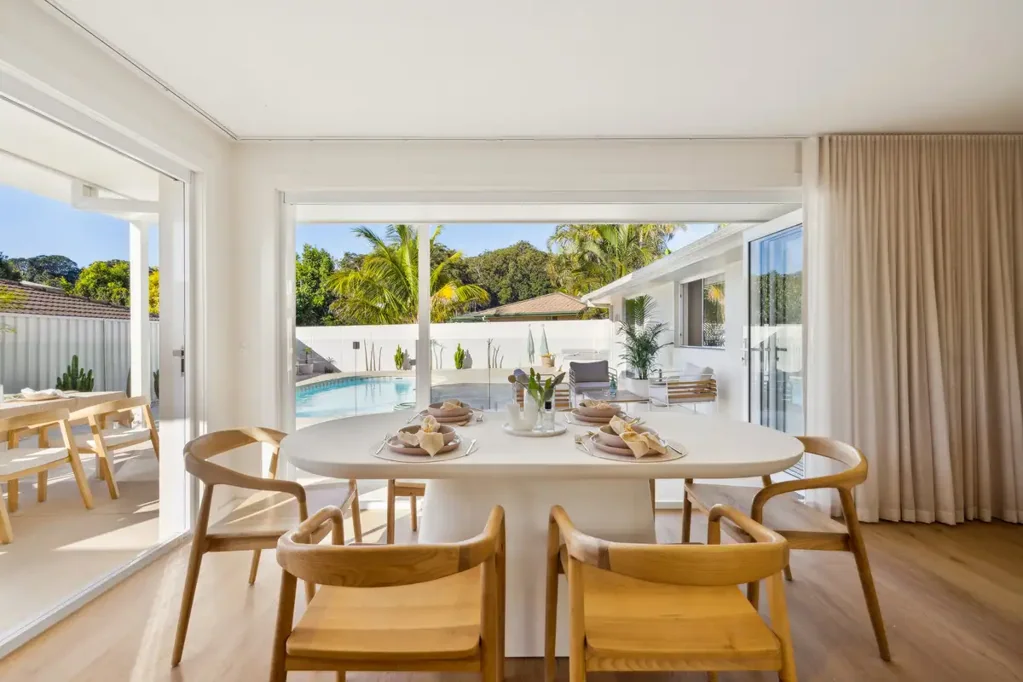 Currumbin Waters 5Kwarto Resort Style Living in this Palm Springs Inspired Oasis!