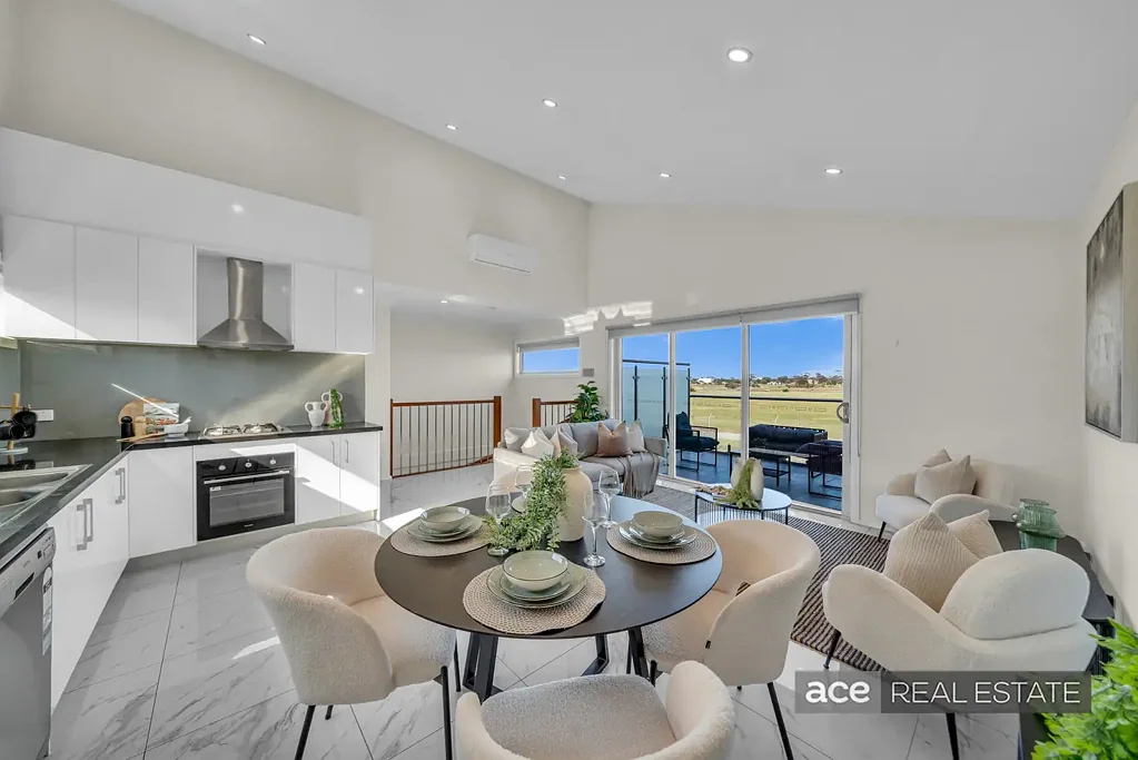 Laverton 2房 现代联排别墅 2卧宽敞卧室 反向生活布局 阳台俯瞰高尔夫 低维护后院 时尚石材厨房 石材台面电器 开放式家庭用餐区 自然光线充沛 便捷车库储物 Reverse Living with Stunning Views!