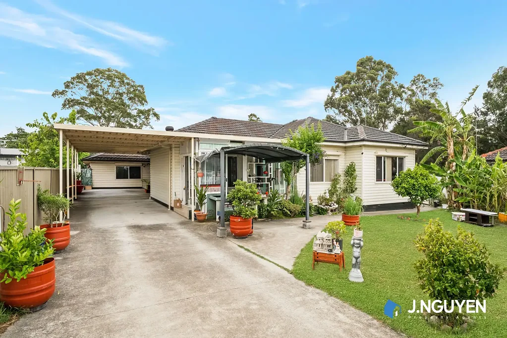 Cabramatta West 5 Bedroom Well-Positioned 5 Bedroom Home on 594m2