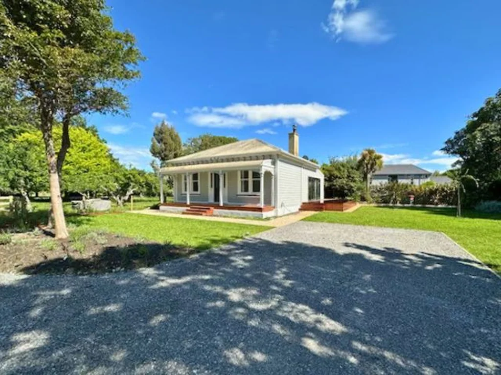 Charming Country Cottage Close to Town