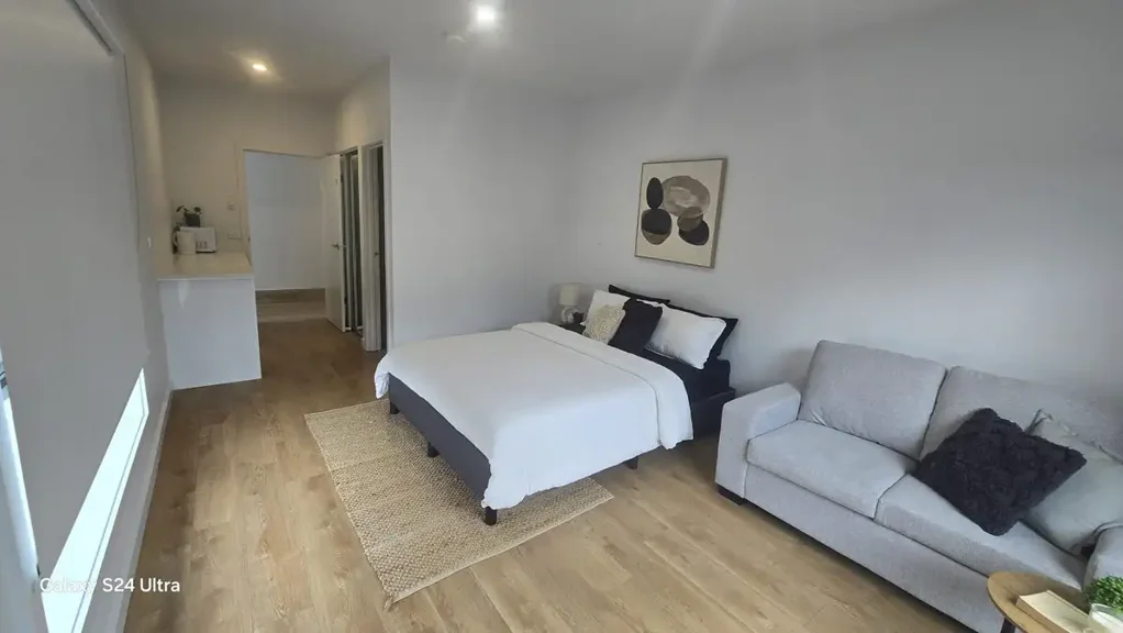 Grand Elegant Studio Style Room