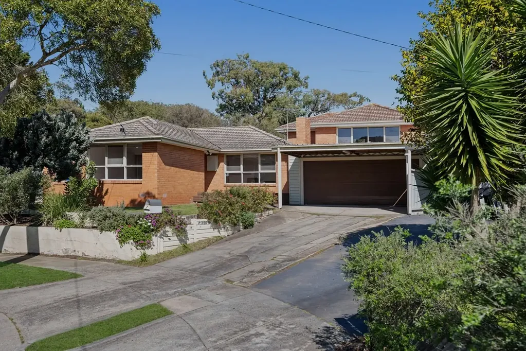 Frankston 4房 位于安静小巷的尽头。私密且安全！ UNDER CONTRACT. Top Of A Quiet Court Location.