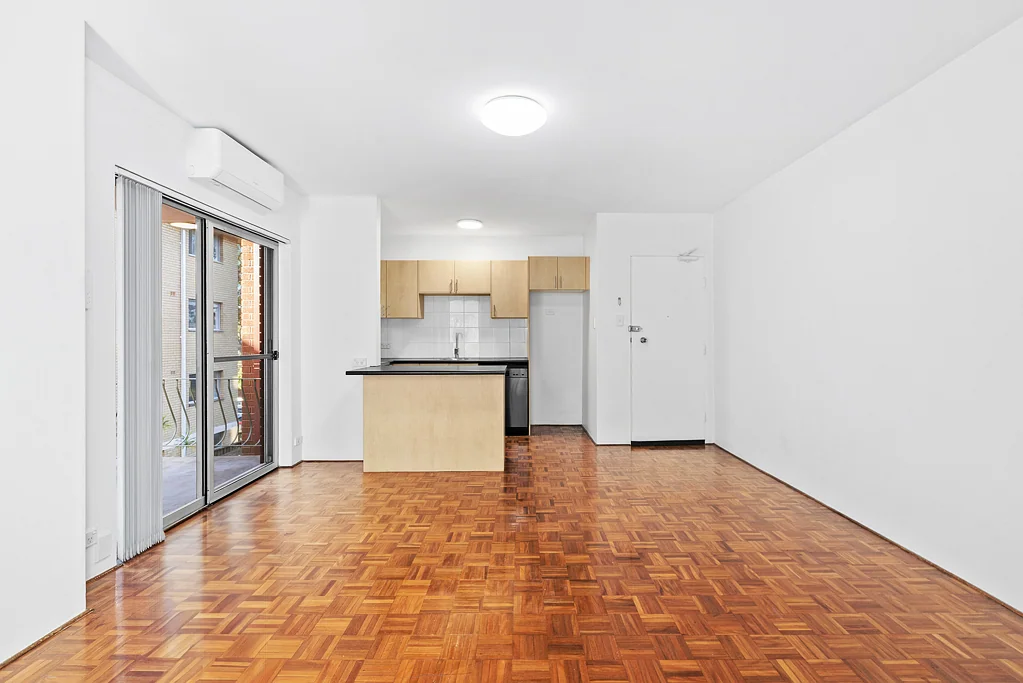 Gladesville 2房 阳光卧室镶木地板 私人阳台放松 现代厨房优质电器 安保大楼近交通水岸 Ideal first home offering great value in a convenient location