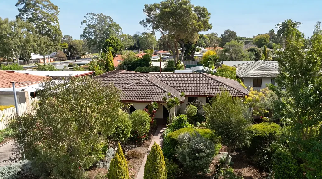 Gosnells 5 Slaapkamer Every Window, a Beautiful Garden View