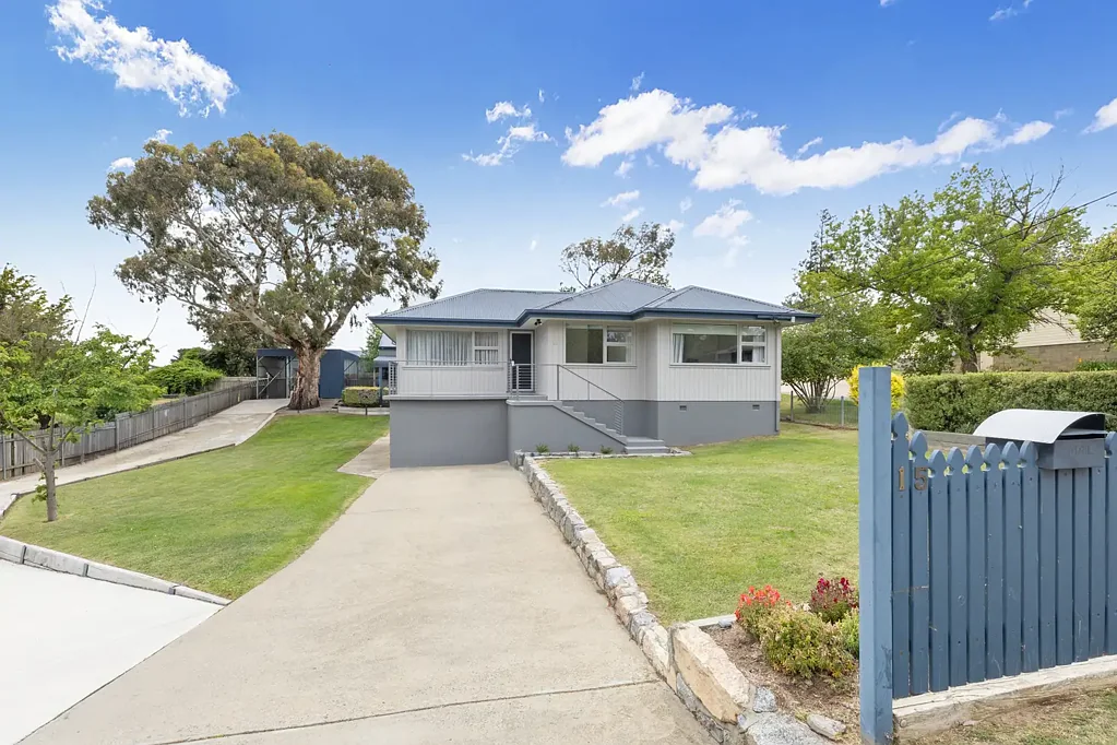Jindabyne 3 Slaapkamer Neat as a Pin with Big Possibilities – Spacious Block, Lofted Shed & Development Potential