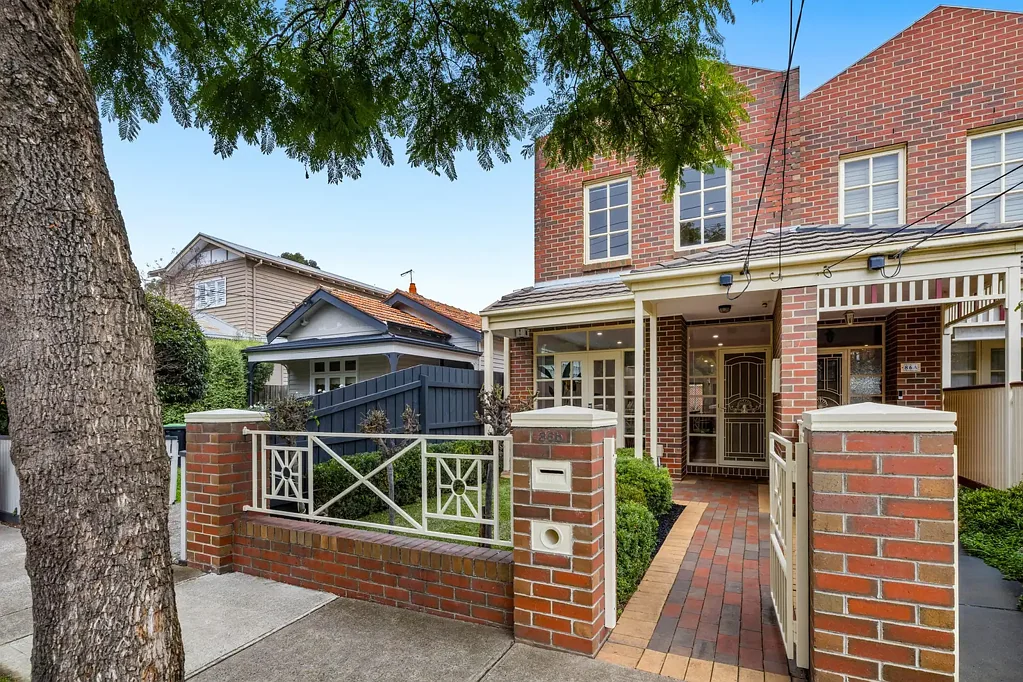 Moonee Ponds 3房 热门街道精装宅 三卧空间宽敞 朝北采光充足 现代厨房优质电器 宽敞庭院露台 邻近购物餐饮公园 The Perfect Blend of Space, Style & Convenience