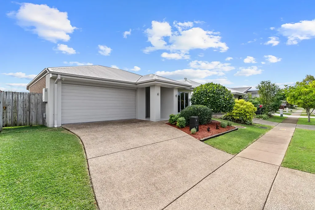 Caloundra West 4 Slaapkamer Style, Space & Swimming Pool! Family Home in Caloundra West