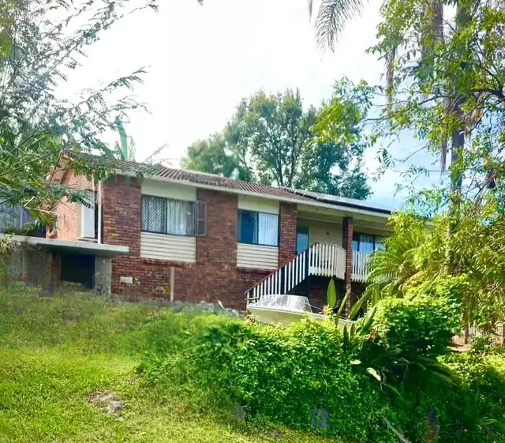Carrara 3部屋 Tranquil Family Living in Prime Gold Coast Location: Stunningly Renovated Home in Carrara with Second Income Potential! Book a Private Viewing Today!