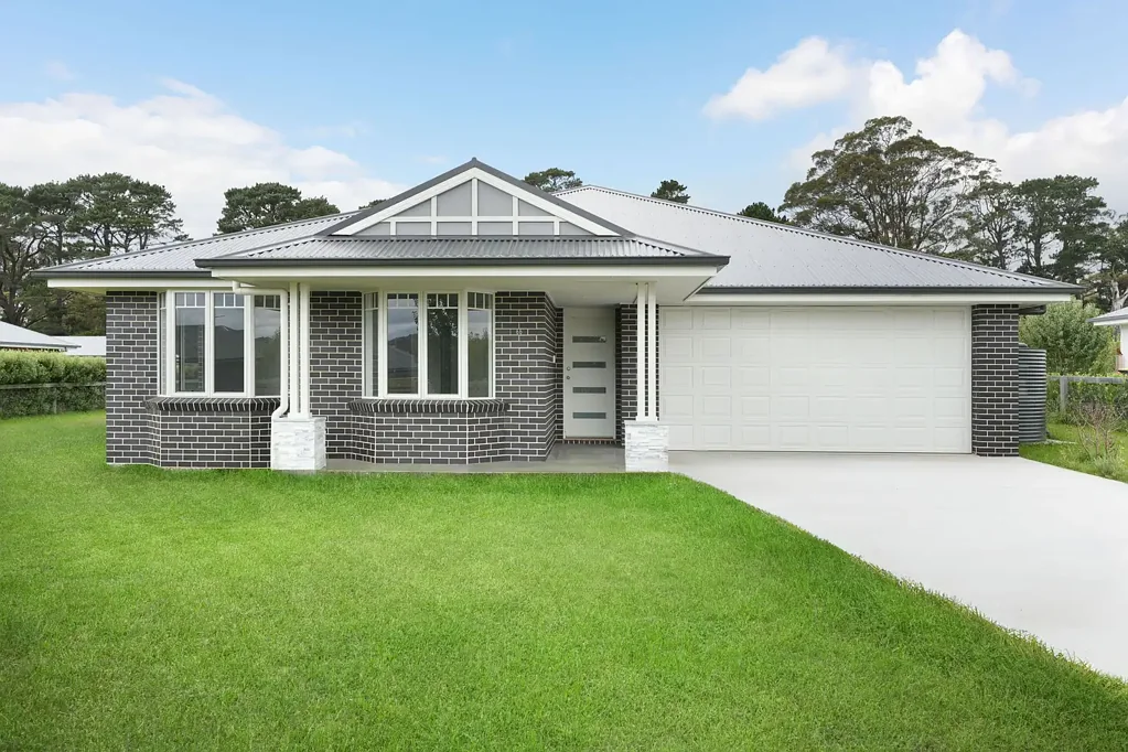 Renwick 4 Bedroom Modern Family Living on Over Half an Acre!