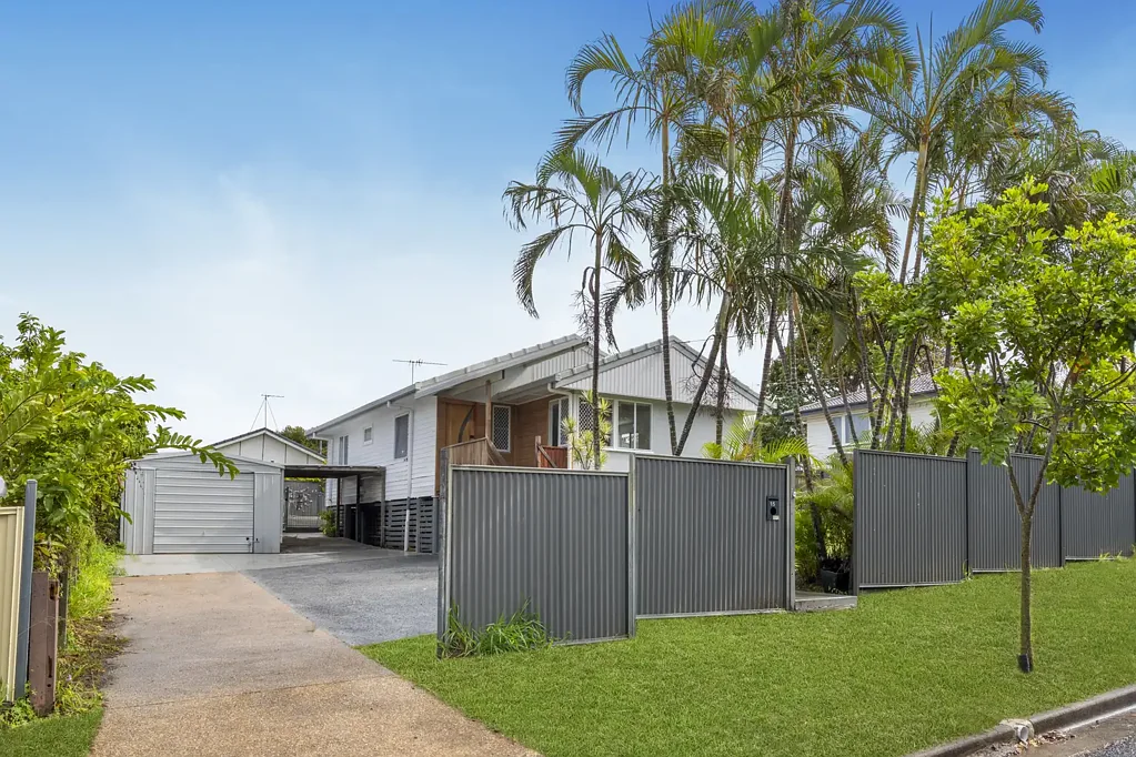 Inala 3房 宽敞658平地块 地下游泳池 现代厨房岛台 全屋地暖空调 开放式起居区 靠近便利设施 Renovated & Ready for its Next Chapter!