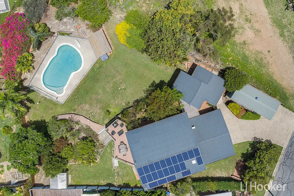 South Gladstone 4部屋 Exceptional Dual-Living Residence with Ocean Outlooks and Poolside Entertaining.