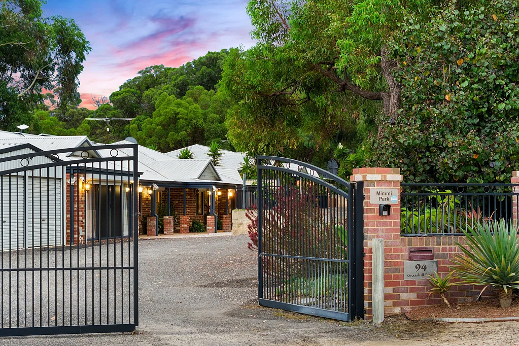 Karnup 6कमरा WOW FACTOR - Two Fabulous homes on 5 acres of premium semi rural land