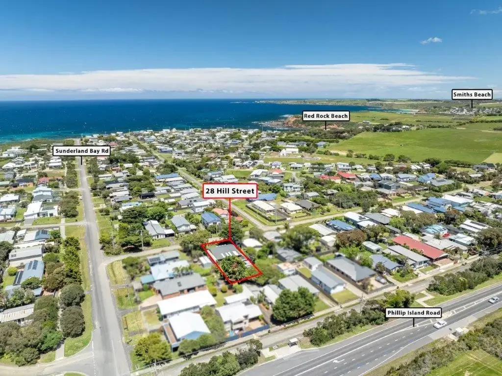 Sunderland Bay 2 Slaapkamer Quiet Coastal Escape with Sunroom and Expansive Backyard