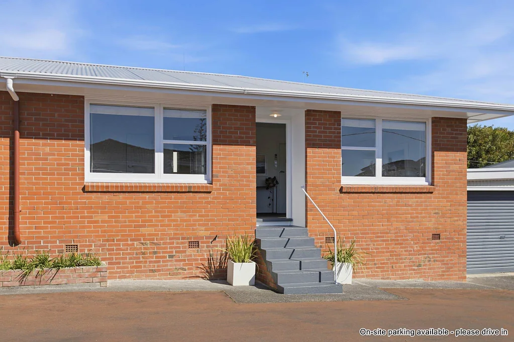 New Lynn 2 Slaapkamer Move-In Ready. Must Sell.